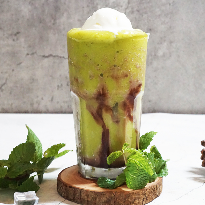Avocado Float dengan saus cokelat dan es krim