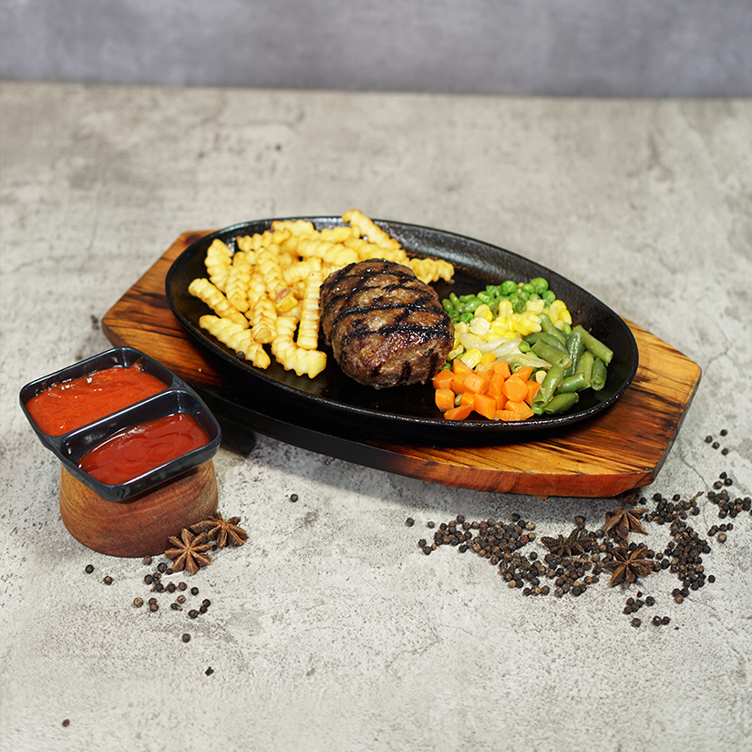 Cozy Double Steak di hot plate dengan kentang dan sayuran